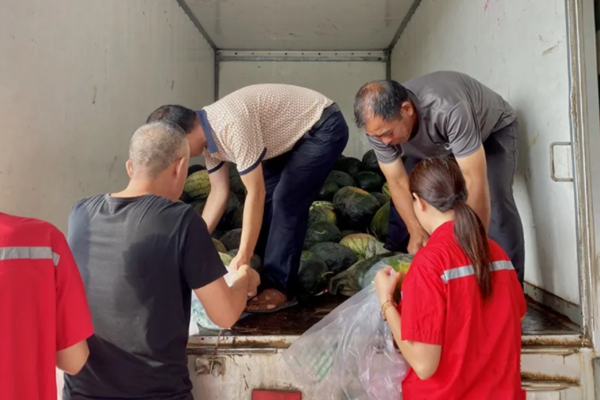 解困帮扶瓜农 职工尽享”凉”夏—醴陵中油燃气公益福利“一肩挑”